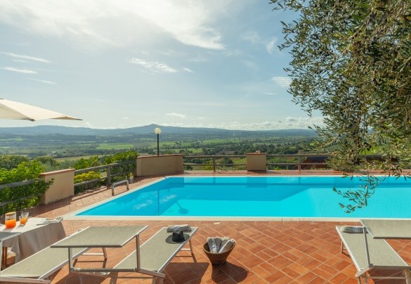 The panoramic pool over the surrounding countryside - Casale Ombrone