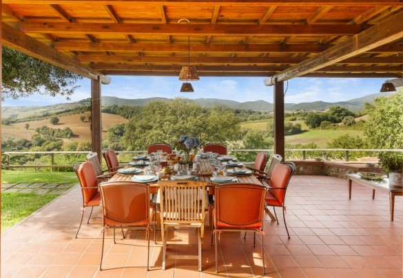 The portico with outdoor dining area connected to the kitchen - Casale Ombrone