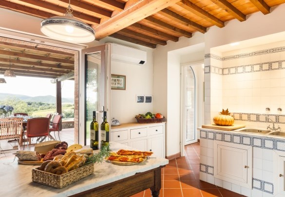 The kitchen with direct exit to the portico - Casale Ombrone