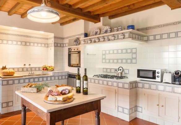 The built-in kitchen next to the dining room - Casale Ombrone