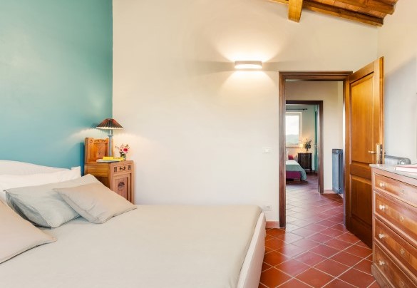 Double bedroom n.6 on the first floor with en suite bathroom - Casale Ombrone