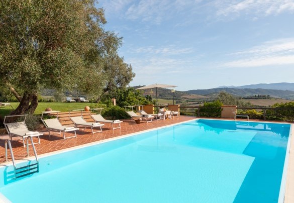 The pool measures 12 x 5 m with the depth varying from 1.10 to 2.40 m - Casale Ombrone