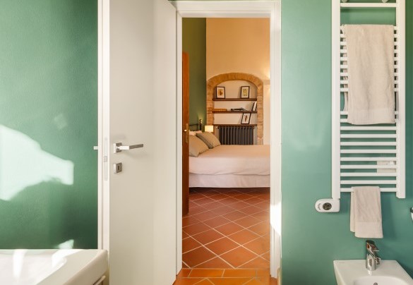 Bathroom with shower n.2 en suite to bedroom n.2 - Casale Ombrone
