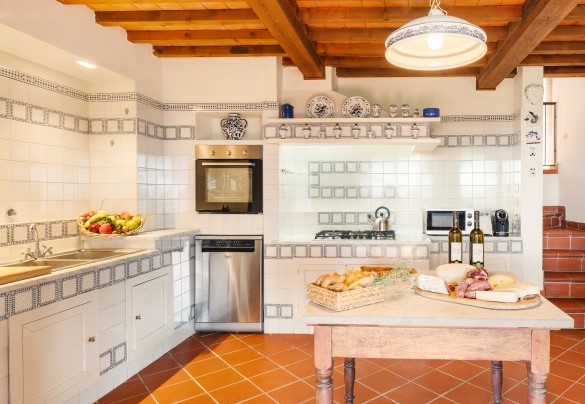 The kitchen and the staircase to the first floor - Casale Ombrone