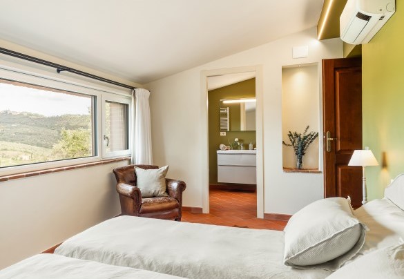 Twin bedroom n.5 on the first floor with en suite bathroom - Casale Ombrone