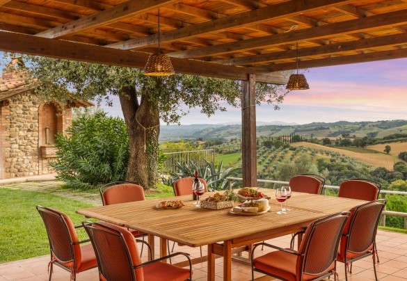 The portico with outdoor dining area connected to the kitchen - Casale Ombrone