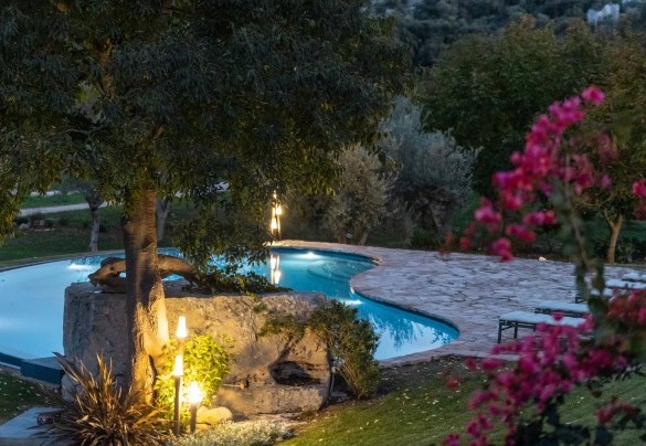 La zona piscina é illuminata di sera – Casale Palombieri