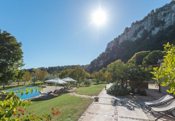 La villa è immersa nel verde della vallata – Casale Palombieri