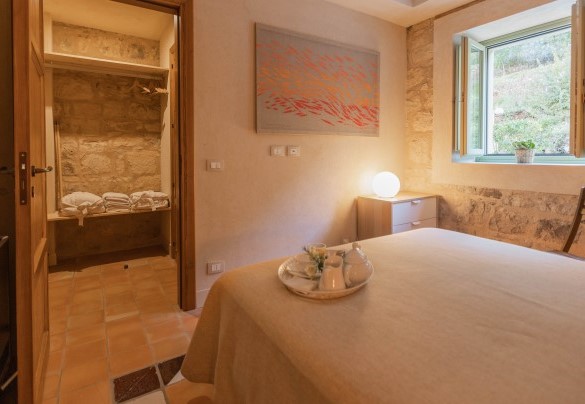 Le camera da letto a piano terra godono di cabina armadio e bagno ensuite – Casale Palombieri