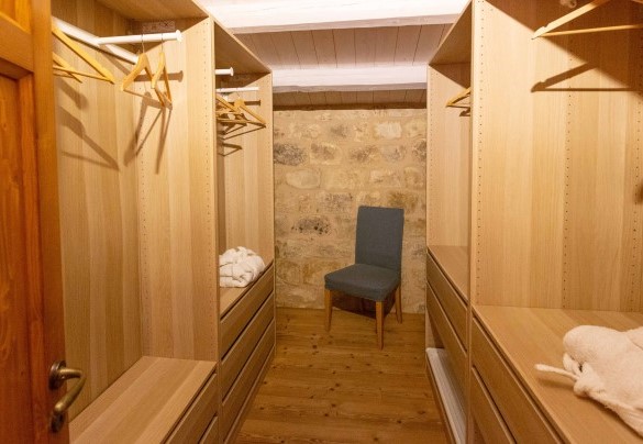 Una cabina armadio al primo piano – Casale Palombieri