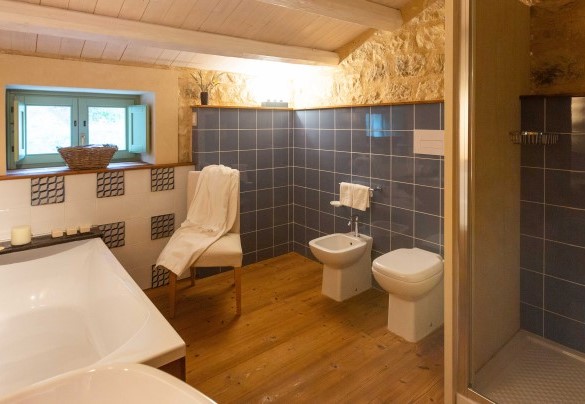 Un bagno ensuite con vasca e doccia al primo piano – Casale Palombieri