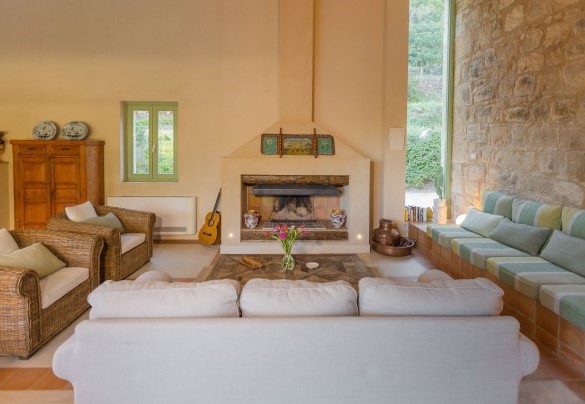 Il living ruota intorno al camino – Casale Palombieri