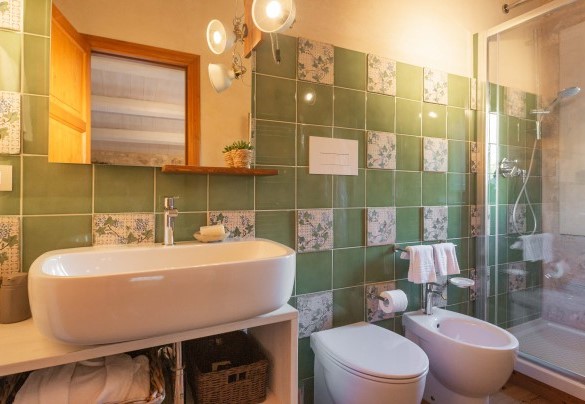 Un bagno ensuite con doccia al primo piano – Casale Palombieri