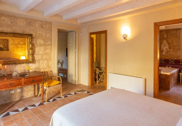 Le camere da letto a piano terra godono di cabina armadio e bagno ensuite – Casale Palombieri