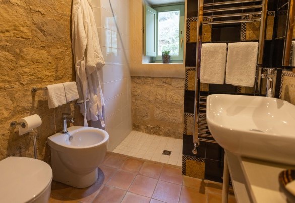 Un bagno ensuite con doccia a piano terra – Casale Palombieri
