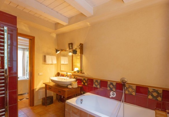 Il bagno ensuite con vasca al piano terra – Casale Palombieri