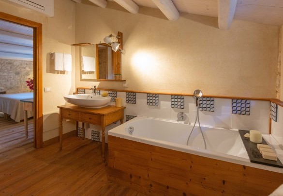 Un bagno ensuite con vasca e doccia al primo piano – Casale Palombieri