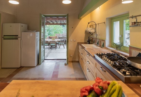 La cucina ha accesso al terrazzo – Casale Palombieri
