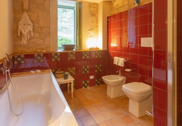 Il bagno ensuite con vasca al piano terra – Casale Palombieri