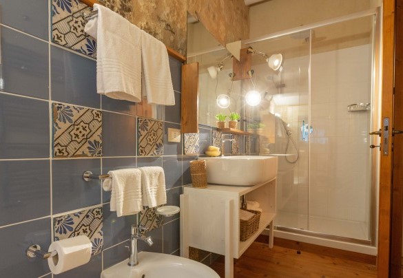 Un bagno ensuite con doccia al primo piano – Casale Palombieri