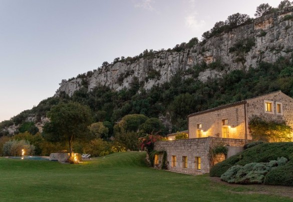 La villa è circondata da prato – Casale Palombieri