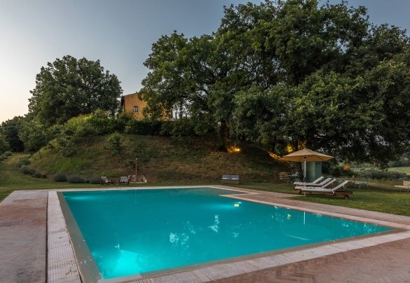 The pool is equipped with internal lighting - Casale Piattini