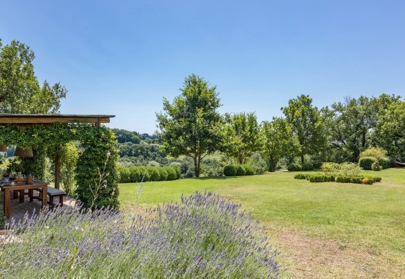 A multitude of plant species are embedded in the garden - Casale Piattini