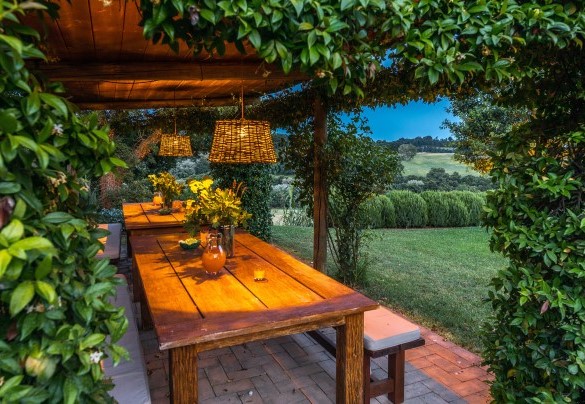 The pergola illuminated at night - Casale Piattini