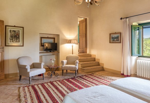 The spacious twin room on the first floor with en-suite bathroom - Casale Piattini