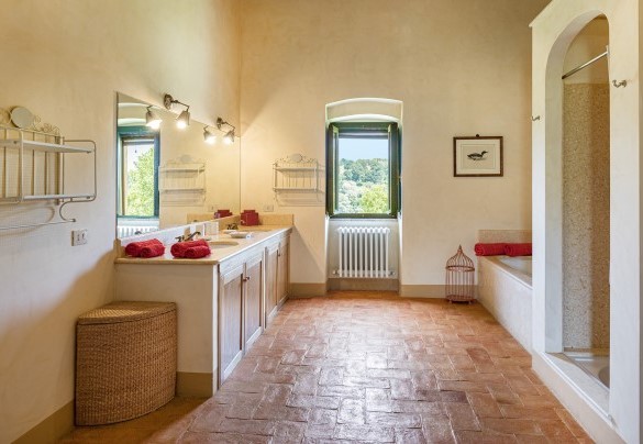 The large en-suite bathroom with a shower and bathtub - Casale Piattini