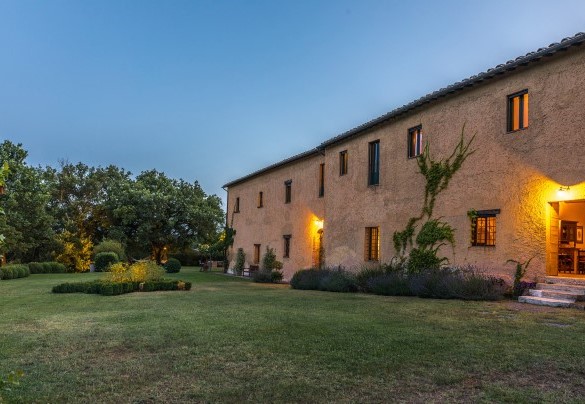 The garden completely illuminated - Casale Piattini
