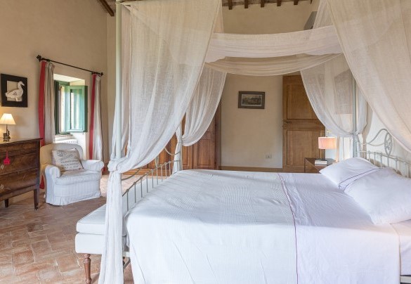 The canopy bed double room on the first floor - Casale Piattini