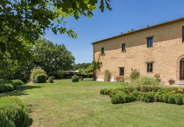 The English-style lawn makes up the large park - Casale Piattini