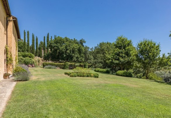 The unfenced park belonging to the farmhouse covers about 5 hectares - Casale Piattini