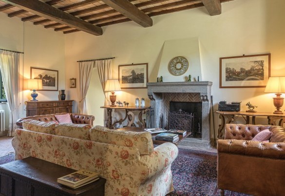 The charming living room with a fireplace - Casale Piattini