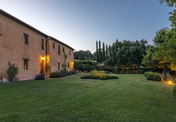 The garden completely illuminated - Casale Piattini
