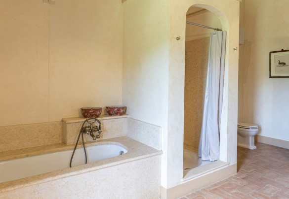 The large en-suite bathroom with a shower and bathtub - Casale Piattini