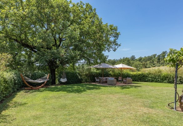 Various relaxation areas make up the garden - Casale Piattini