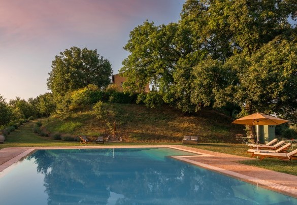 The pool illuminated by the last lights of the day - Casale Piattini