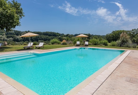 The pool is lined with sand-colored PVC - Casale Piattini