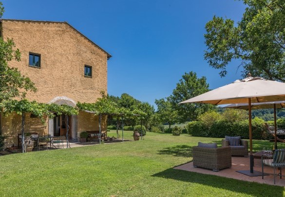 The well-kept garden consists of various plant species - Casale Piattini