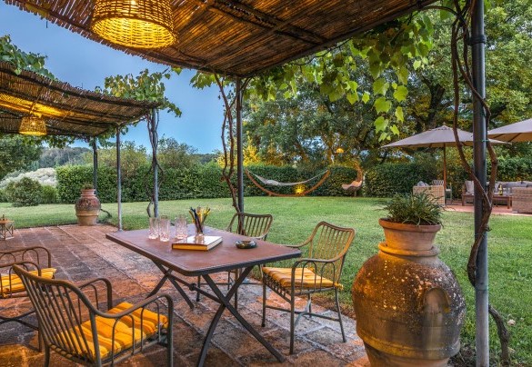 The side pergola of the villa - Casale Piattini