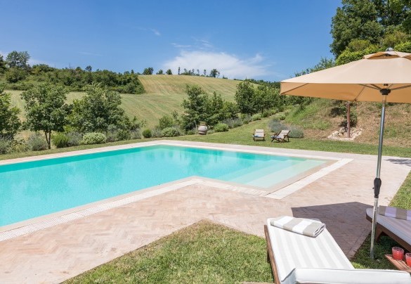 The sunbath surrounds the pool - Casale Piattini