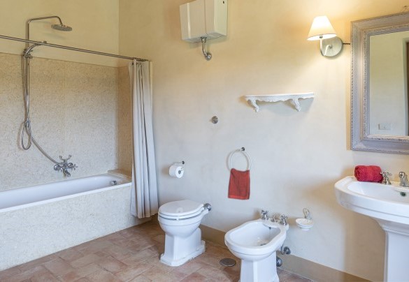 The en-suite bathroom with a bathtub - Casale Piattini