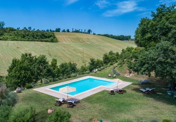 The pool overlooks rolling hills - Casale Piattini