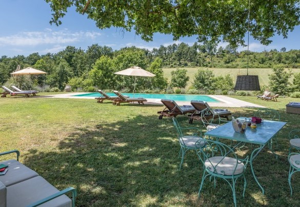 Various relaxation areas make up the garden - Casale Piattini