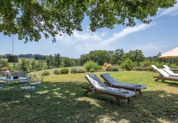 The large oak tree shades the pool edge - Casale Piattini