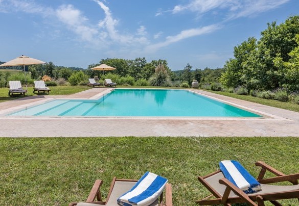 The solarium, in porous clay and lawn - Casale Piattini