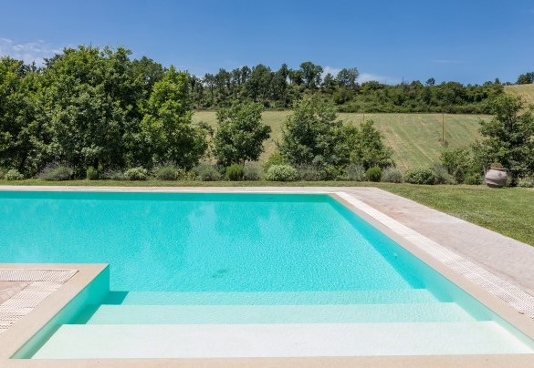 Access to the pool is through 3 steps - Casale Piattini