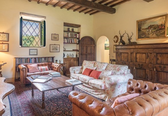 The charming living room with a fireplace - Casale Piattini